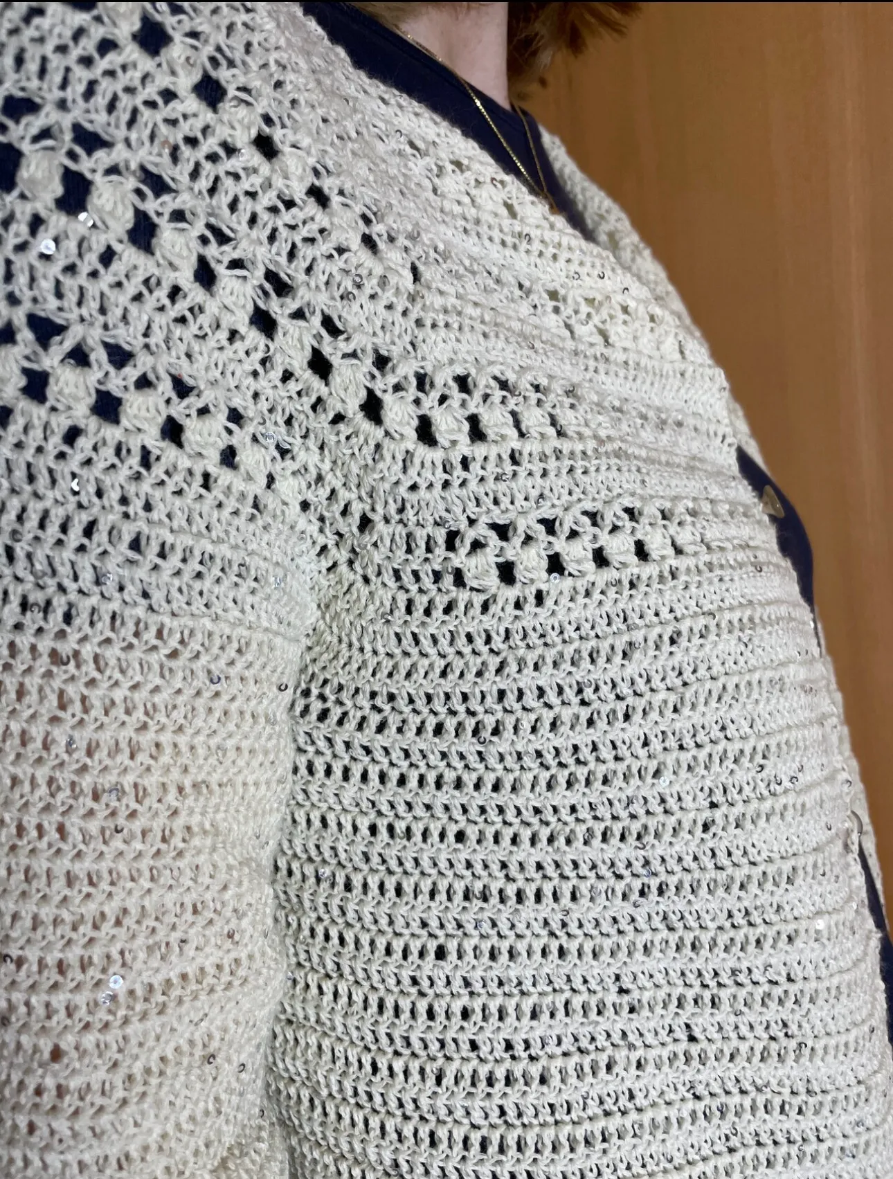 Cremefarbene gehäkelte Bordüre am Cardigan