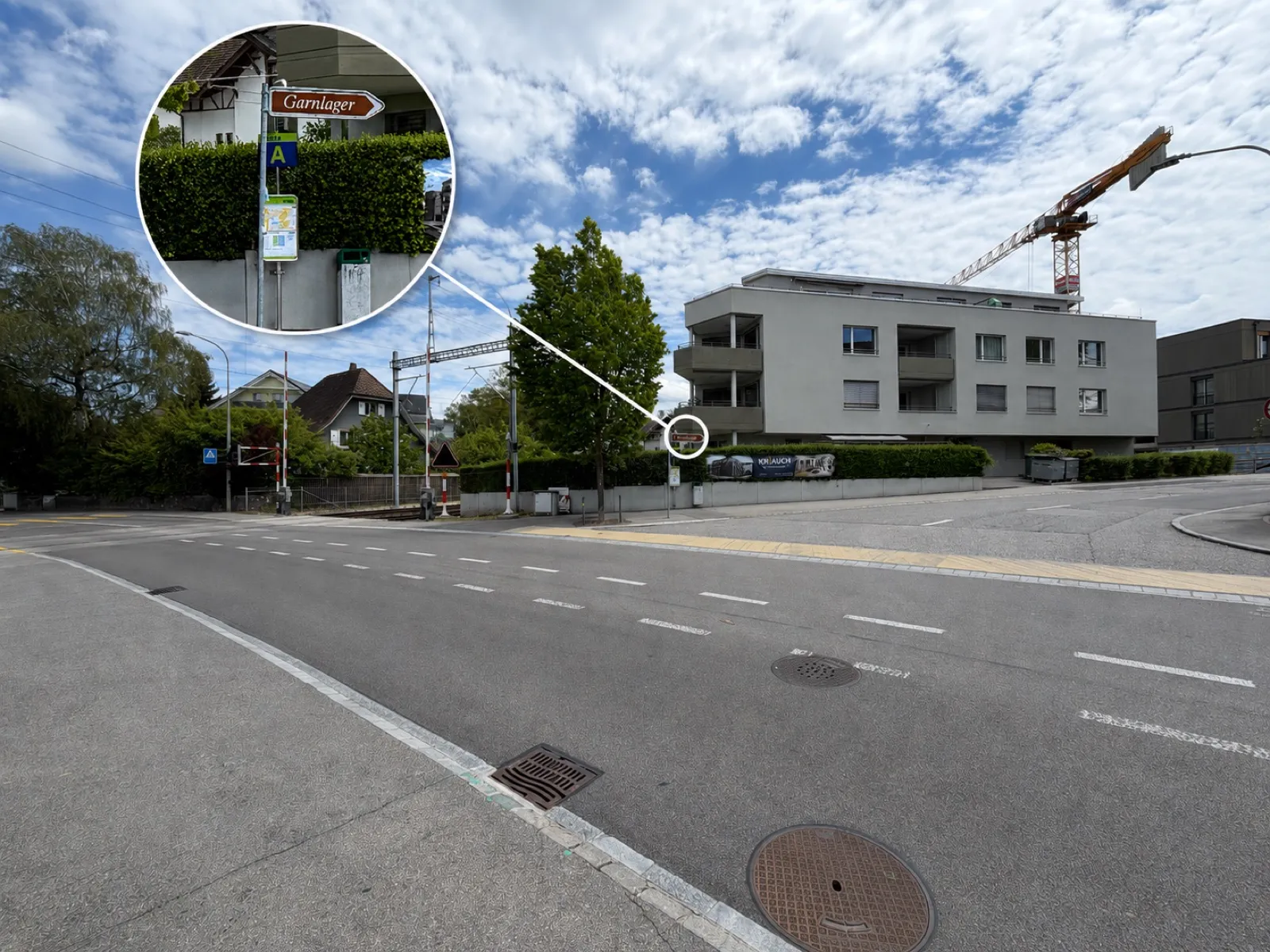 Wegweiser «Garnlager» am Bahnhof Kirchberg-Alchenflüh mit Bushaltestelle der Linie 465